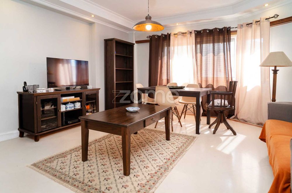 Apartamento T3 com parqueamento e arrecadação