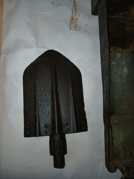 Газ бак ,саперна лопатка  і ботінки.