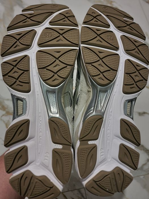 Оригінал 100% кросівки Asics Nyc   EURO 46.5