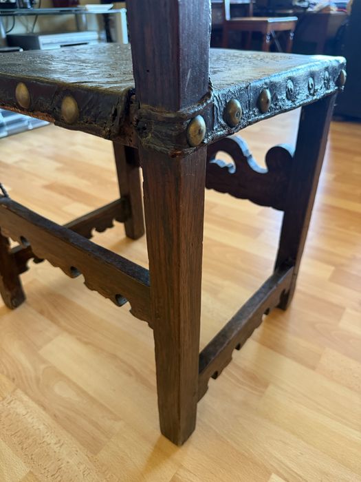 Cadeiras madeira e cabedal