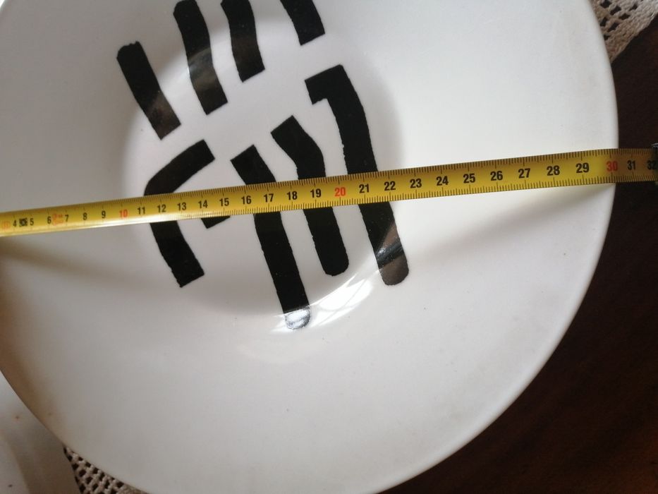 Talheres madeira e pratos para bolos