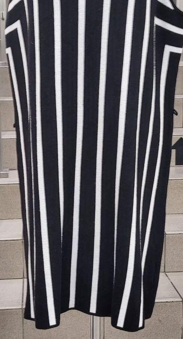 Bezrękawnik w czarno białe paski