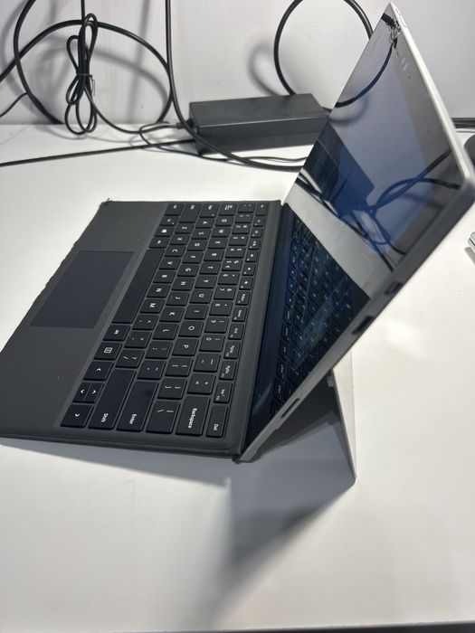 Microsoft Surface Pro 4 – 1724, i5, 8GB RAM, 256GB SSD (uszkodzony)