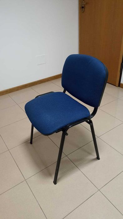 Cadeira em tecido azul