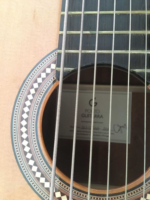 Baixo acústico de Porto Guitarra com ligação para amplificador