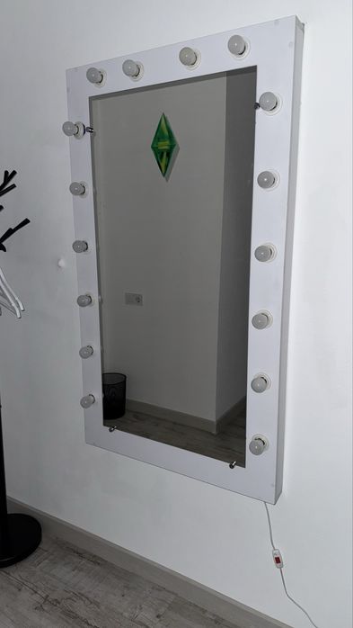 Зеркало с лампами