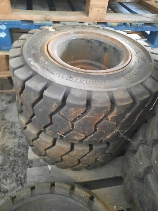 Lote de 14 Pneus Sólidos e Jantes para Máquinas e Empilhadores