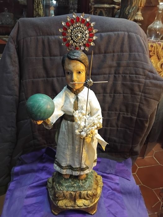 Menino jesus em madeira policromada com olhos de vidro