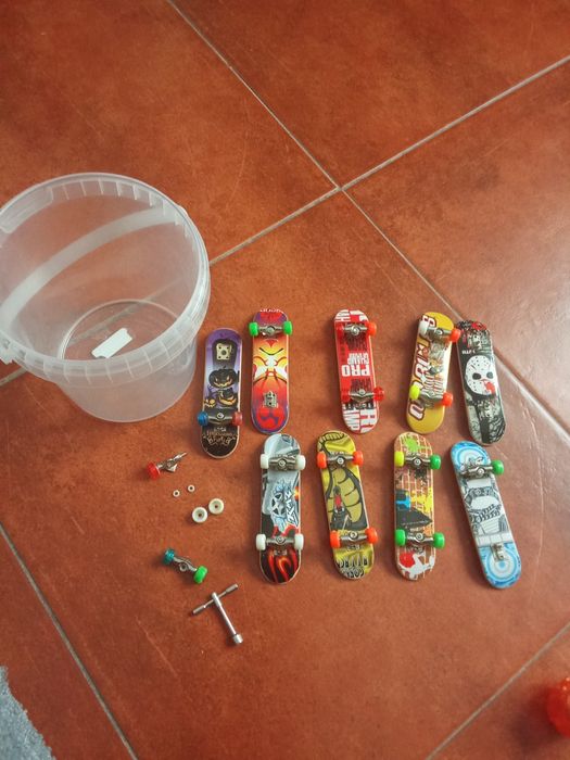 Vários skates pequenos