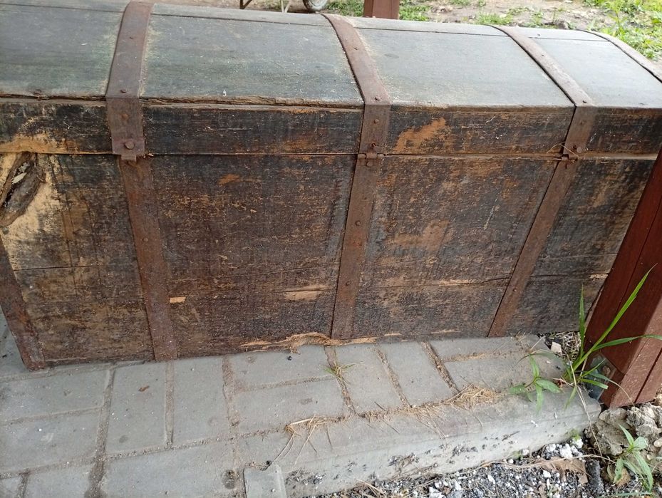 Duży kufer drewniany