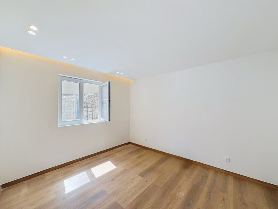 Apartamento t2 com logradouro totalmente renovado no feijo/almada