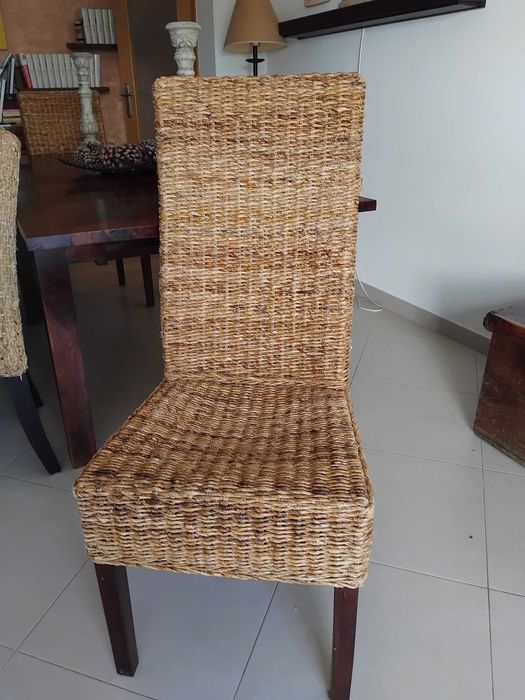 2 cadeiras em casca de banana