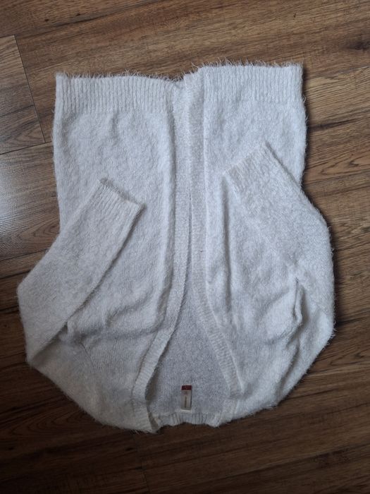 Dwa białe rozpinane swetry M