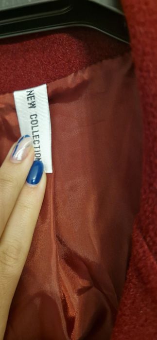 Płaszcz zapinany na złote guziki, nowy, bordowy