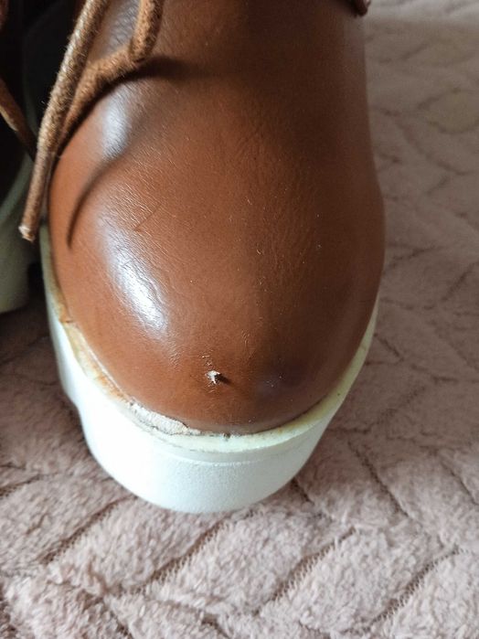 Buty na koturnie.