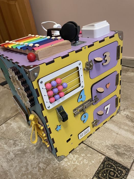 Дитячий бізікуб.