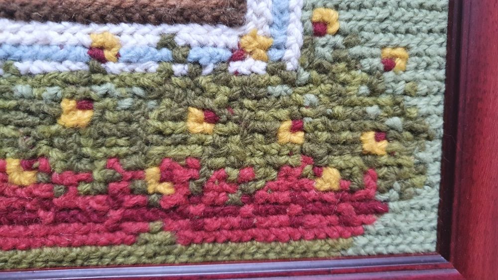 Quadros e almofada em Arraiolos