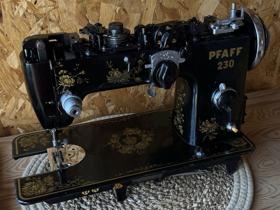 Pfaff 230 Automatic (1955) - Edição Limitada de Luxo com Decalques Dourados