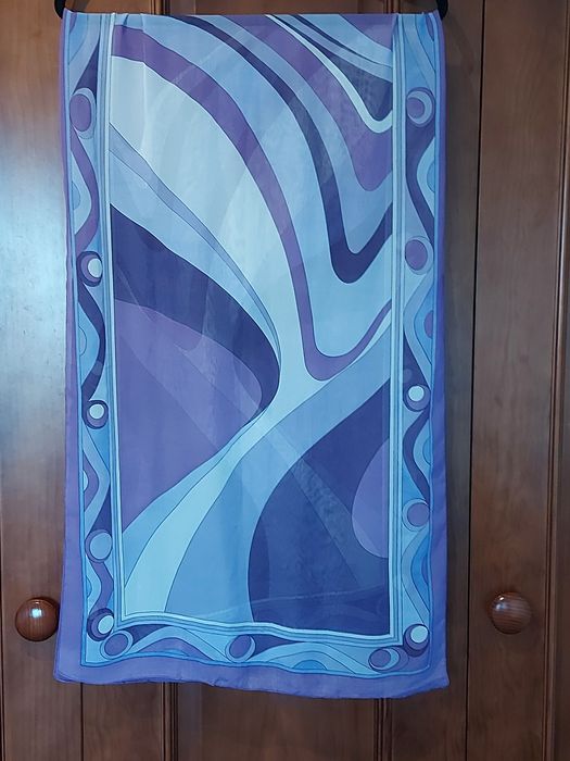 Echarpe com vários tons de Roxo e Lilás.