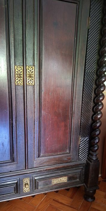 Armário Livreiro antigo de 2 portas - estilo torcidos e tremidos (bilros).
