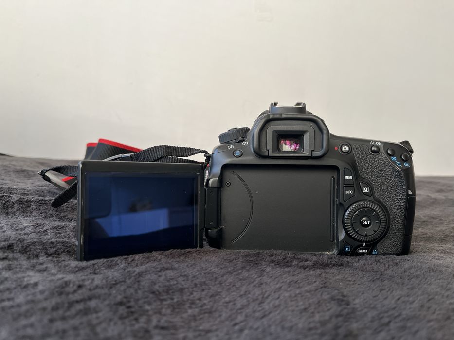 Aparat Canon EOS 60D z obiektywami oraz innymi dodatkami