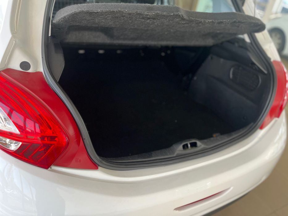 Peugeot 208 1.4hdi * 6.097€ + IVA *