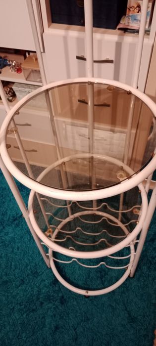 Regał metalowy ze szklanymi półkami