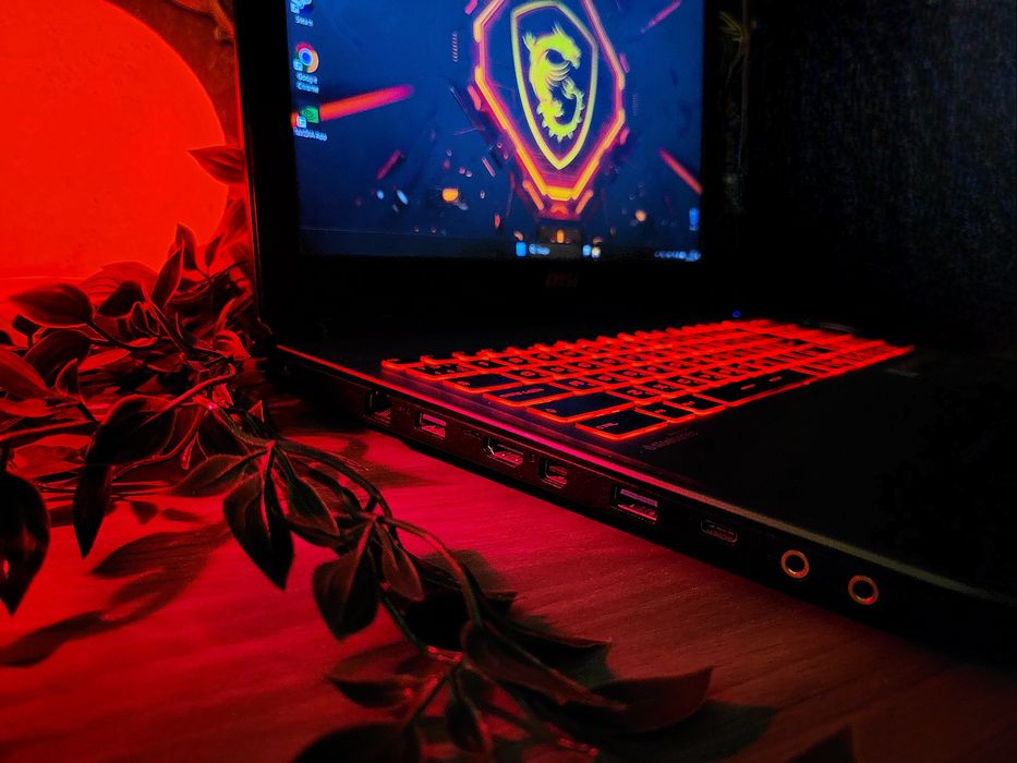 Мощный игровой ноутбук MSI GTX1050/i5 4.0 GHz/16Gb Озу/256Gb SSD/FullHD