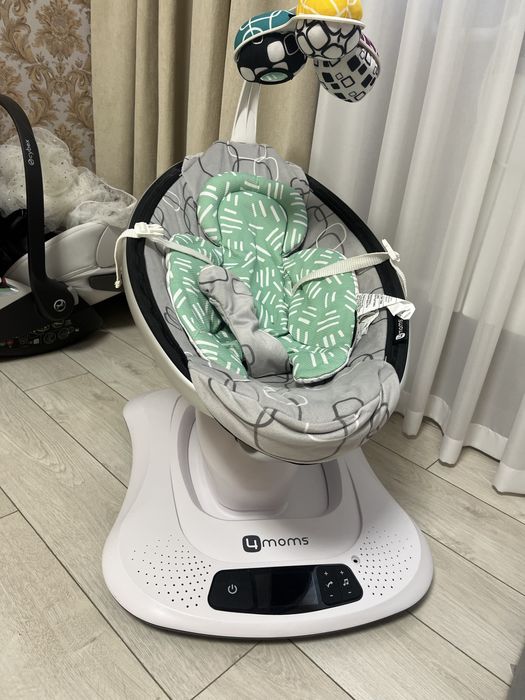 Заколисуючий центр 4moms