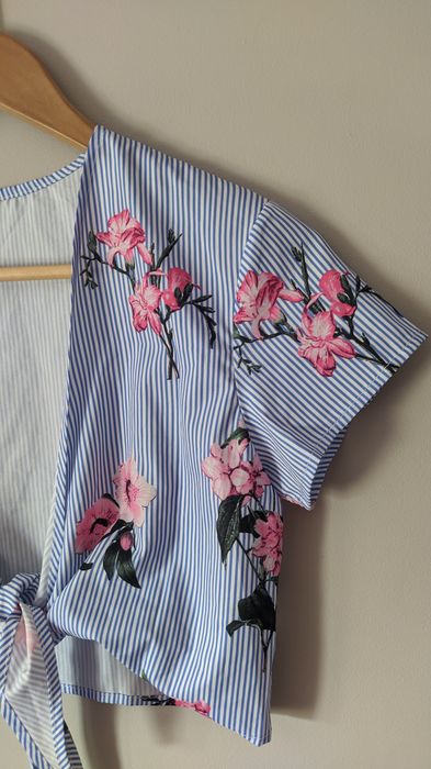Wiązany Crop top w paski kwiaty piękny S krótki głęboki dekolt lato hi