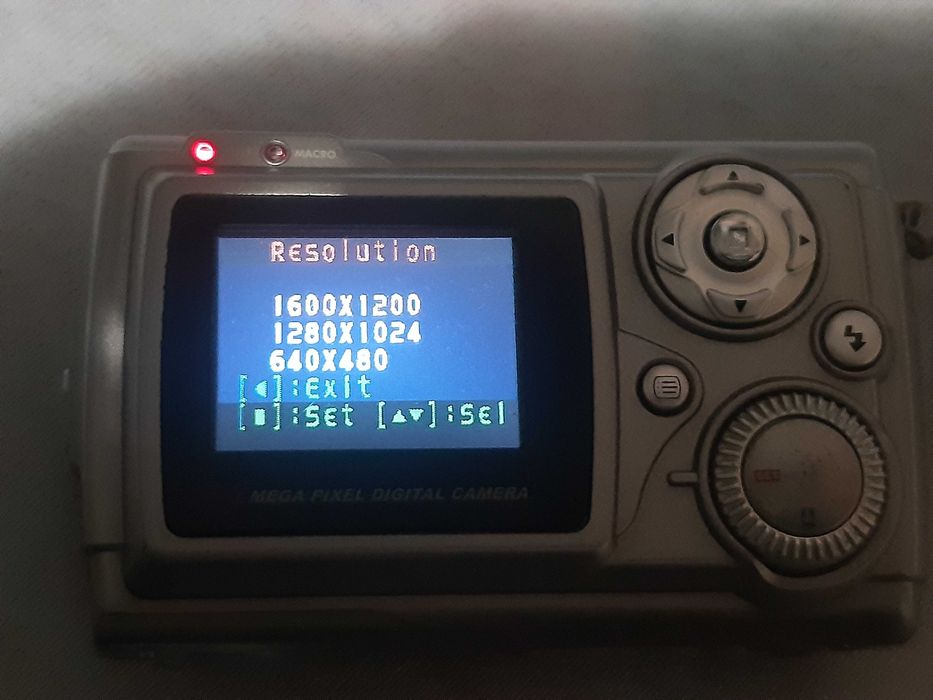 Mini aparat cyfrowy z początku lat 2000 MT411