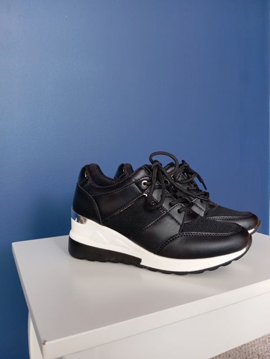 Czarne buty na wysokiej podeszwie