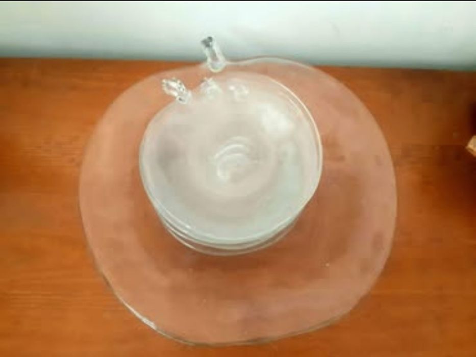Serviço para bolo em vidro
1 prato grande + 5 de sobremesa
Para desocu