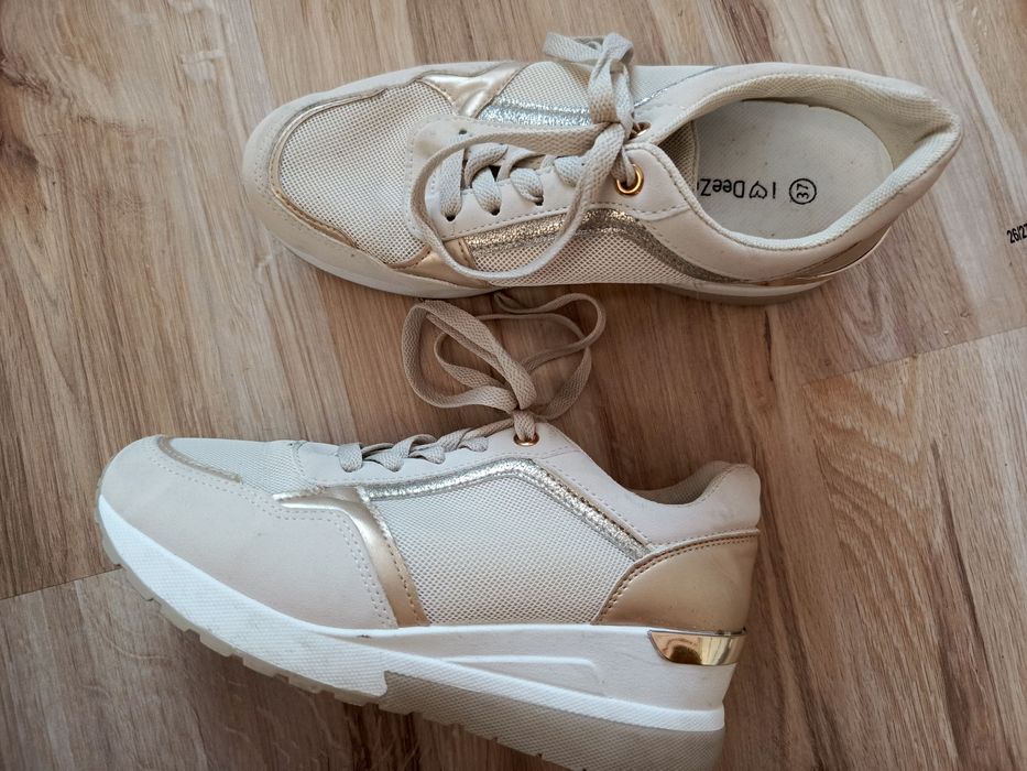 Beżowo złote sneakersy damskie na niskim koturnie DeeZee 37