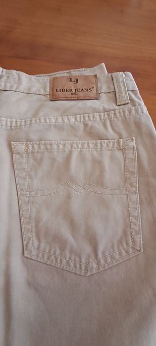 Calças de várias marcas e cores