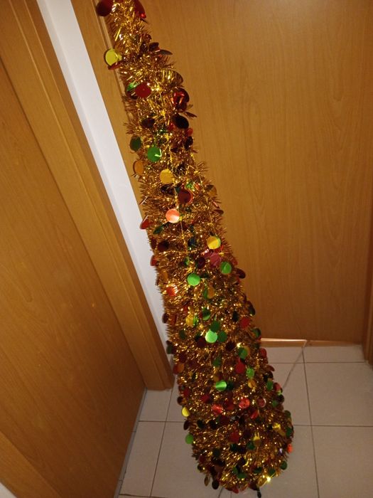 Árvore de Natal pop-up prateada ou dourada.