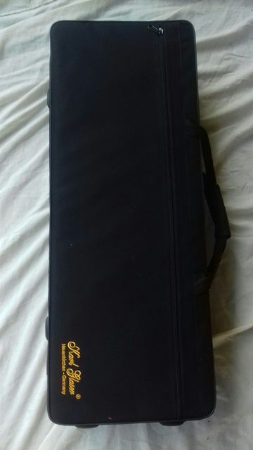 Saxofone alto prateado de marca karl Glaser