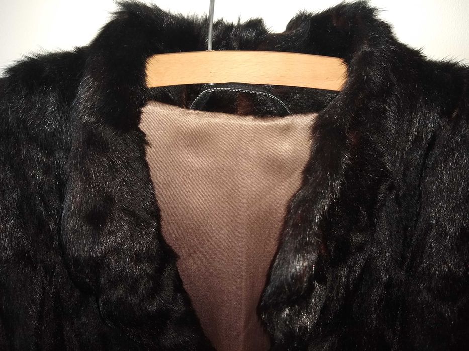 Damski płaszcz naturalne futro z kóz syberyjskich, koloru czarnego.