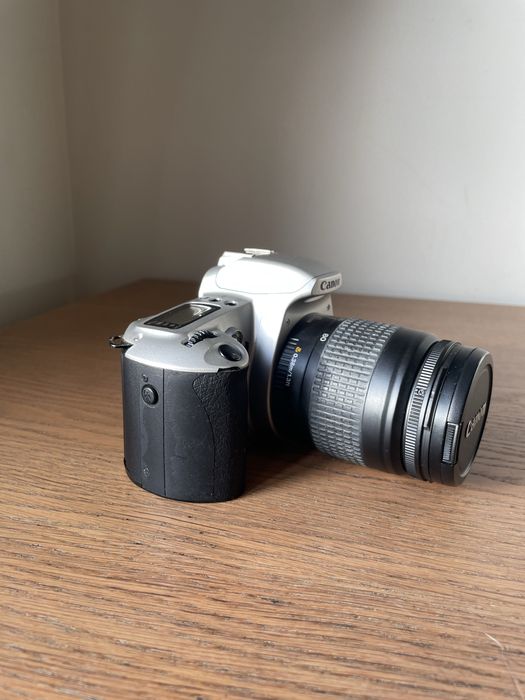 Analog Vintage Canon EOS 500N + Canon Zoom Lens EF 28-80 mm 1:3.5-5.6