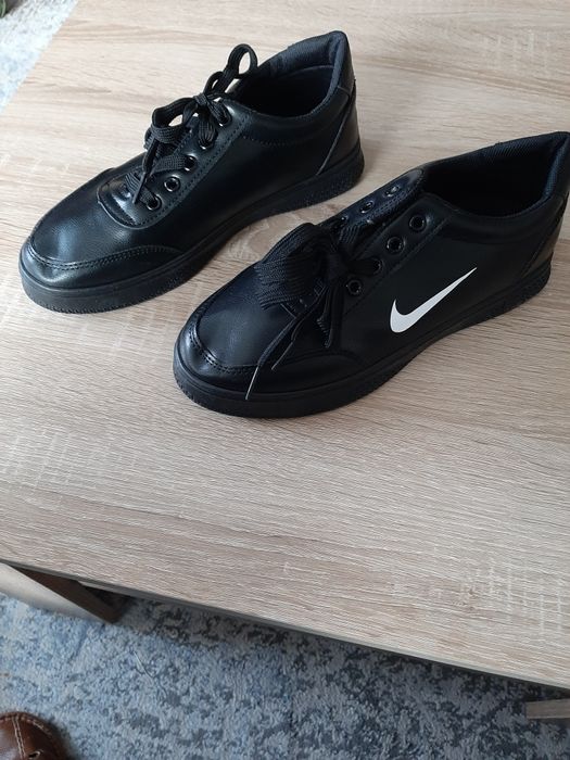 Buty damskie sportowe czarne.