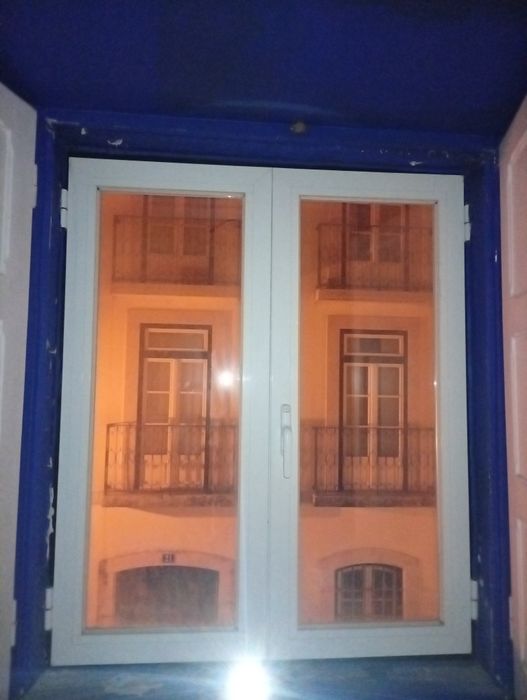 Janela em alumínio com 110x135m então muito estimada como nova sem apontamentos negativo