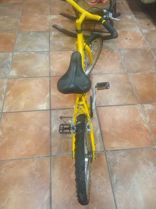 excelente bicicleta infantil temática do Pokémon em amarelo