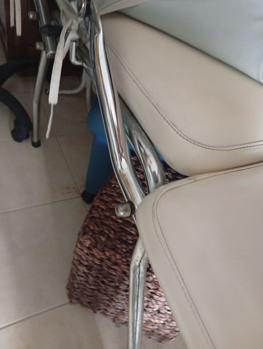 Marquesa de estética e massagem, equipamentos e acessórios de um gabinete de estética e massagem