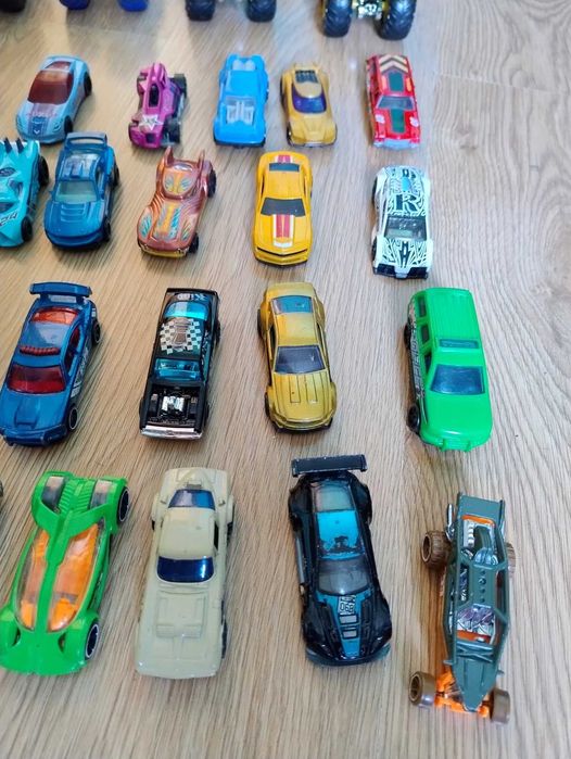 Zestaw modeli samochodzików Hot Wheels oraz Monster Trucks 45sztuk