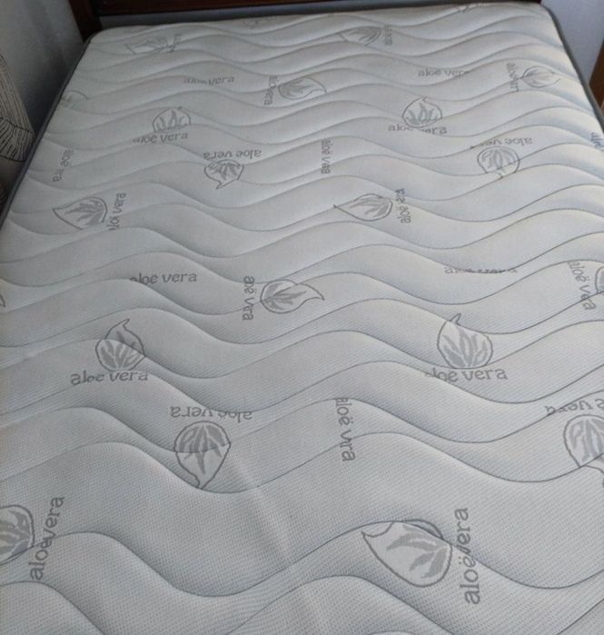 Cama,com estrado e colchão