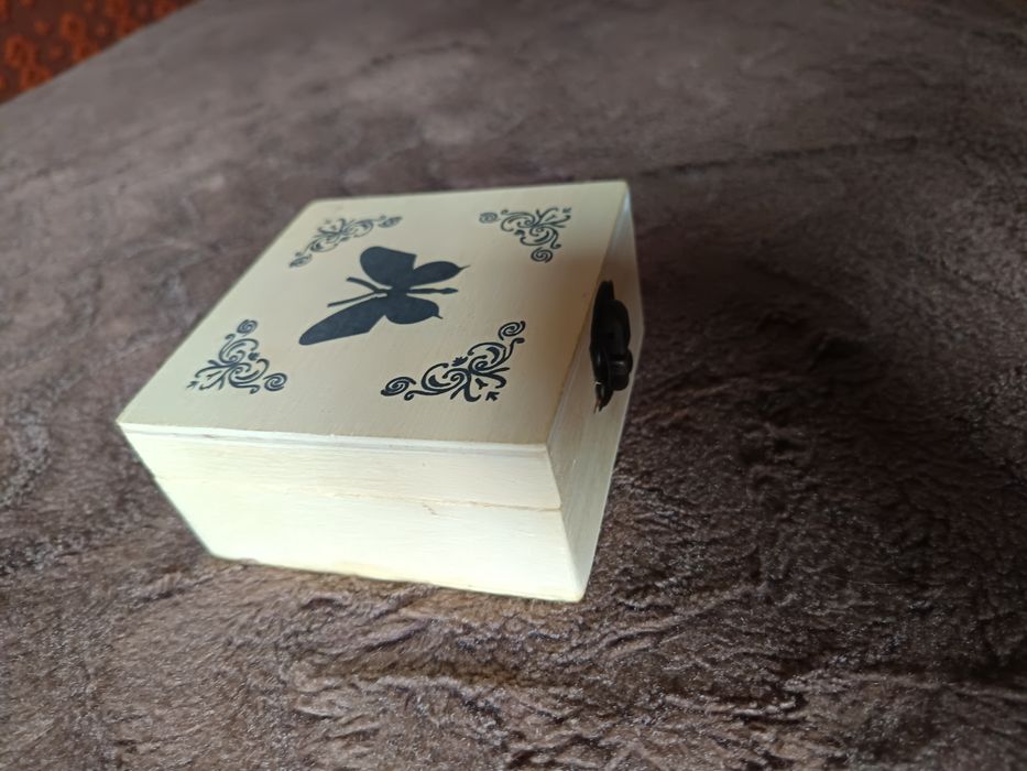 Drewniana szkatułka, pudełko z motylem, motyl