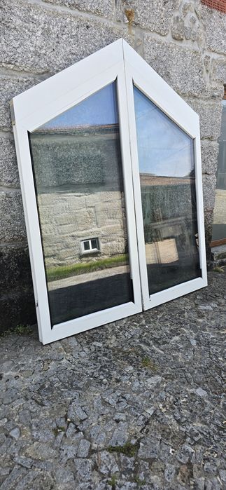 Janelas fixas em triângulo,  em PVC em excelente estado e outra janela