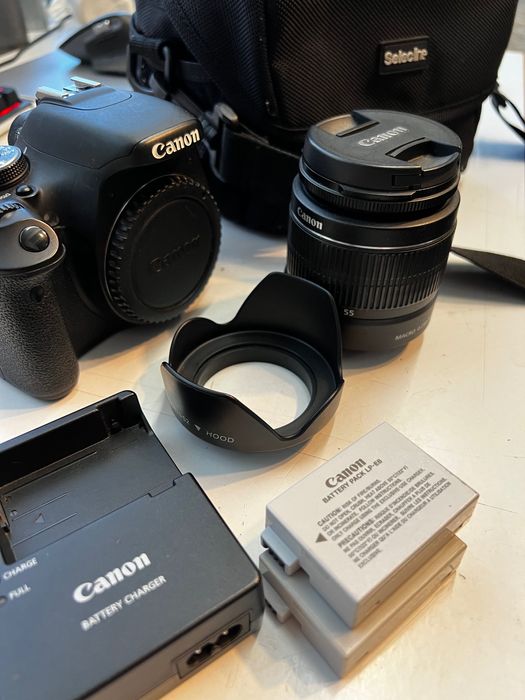 Canon 600D com lente, bateria extra e bolsa