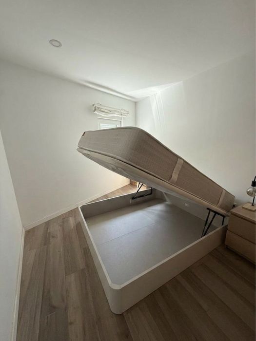 Cama king size com colchão e arrumação