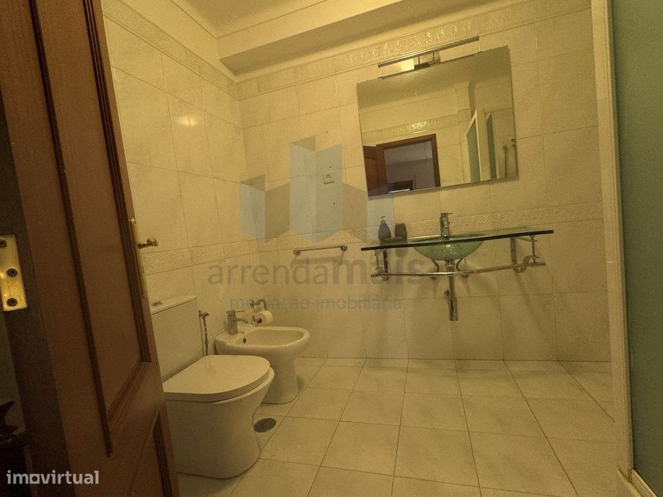 Arrenda-se excelente T3 em ultimo piso com terraço de 120m2 em Celas